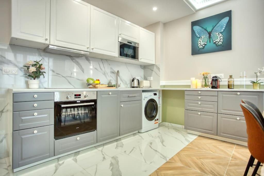 Charming New 2 Bedrooms With Aircon Parijs